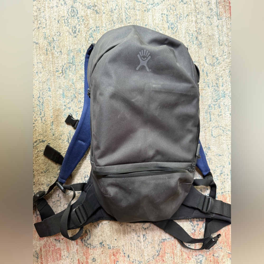 Hydro Flask Journey Series Charcoal and Navy 10L Backpack